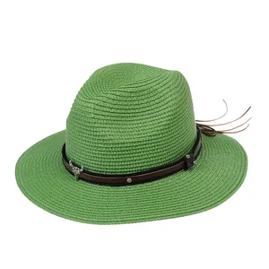 Détail du chapeau de paille vert avec bande en cuir, crâne de taureau en métal et franges