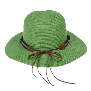 Détail du chapeau Panama vert clair avec tissage en paille fine et ruban en corde marron