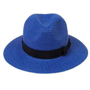 Détails du chapeau Panama bleu tressé avec ruban noir et décoration de nœud