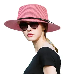 Eleganter rosa Strohhut mit breiter Krempe und schwarzer Kordel für den Sommer