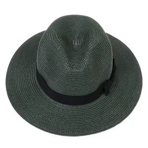 Vue détaillée d'un chapeau Panama en paille tressée avec ruban noir sur fond blanc