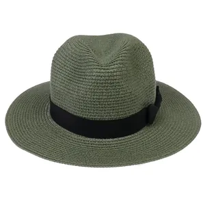 Détail de la texture du chapeau Panama vert olive avec ruban en gros-grain noir