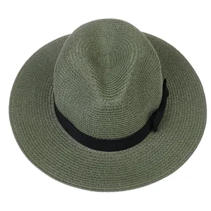 Vue de dessus d'un chapeau Panama vert foncé avec ruban noir et nœud décoratif