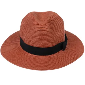 Détail du chapeau Panama rouge rouille avec large ruban noir et nœud élégant