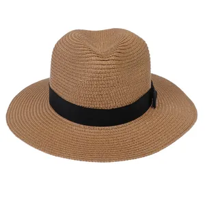 Détail du chapeau Panama en paille tissée avec un ruban classique en gros-grain noir