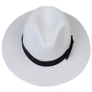 Détail d'un chapeau Panama blanc montrant la texture de paille et le ruban noir décoratif