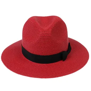 Détail du chapeau Panama rouge avec texture tressée et ruban noir décoratif
