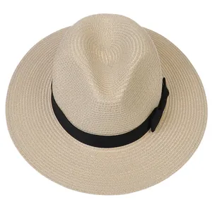 Vue détaillée du tissage de paille naturelle et du ruban noir sur un chapeau Panama