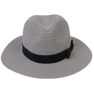 Détail d'un chapeau Panama gris en paille avec ruban gros-grain noir et petit noeud