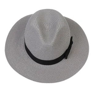 Vue détaillée du dessus d'un chapeau Panama gris avec texture fine et ruban noir