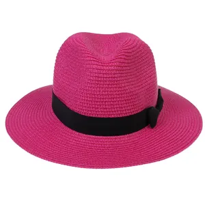 Détail de tissage d'un chapeau Panama rose fuchsia avec ruban gros-grain noir et nœud