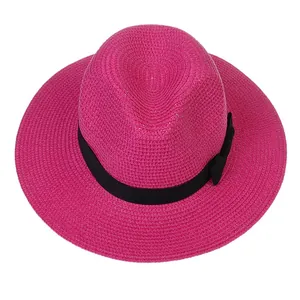 Détail du tissage en spirale sur chapeau Panama rose avec ruban noir et petit nœud