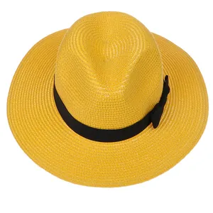 Détail du chapeau Panama jaune montrant la texture de paille dense et le ruban noir