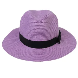Détail du chapeau Panama violet clair avec un ruban gros-grain noir et un nœud élégant