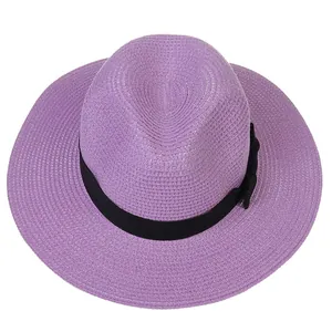 Détail d'un chapeau Panama violet clair avec texture tressée et ruban noir à nœud