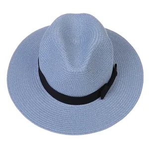 Détail du chapeau Panama bleu clair en paille tressée avec un ruban noir et un nœud