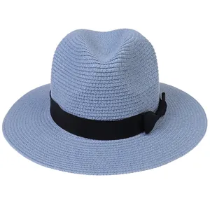 Détail du chapeau Panama bleu clair en paille avec ruban gros-grain noir et noeud