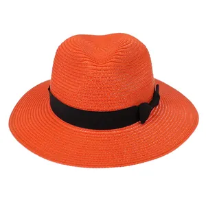 Vue détaillée du dessus d'un chapeau Panama orange vif avec un ruban noir décoratif