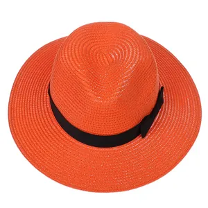 Vue de dessus d'un chapeau Panama orange vif tressé avec ruban gros-grain noir et nœud