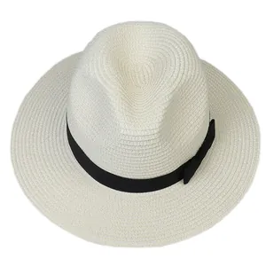 Détail d'un chapeau de paille Panama blanc avec ruban noir et nœud décoratif chic