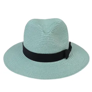 Détail du chapeau Fedora en paille vert menthe avec ruban gros-grain noir et nœud élégant