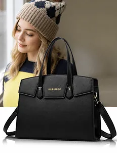 Gros plan du sac à main noir en cuir de vachette avec grain litchi et boucle dorée