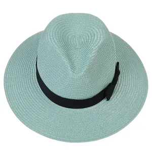 Texture de tissage du chapeau Panama vert menthe avec un ruban noir et nœud