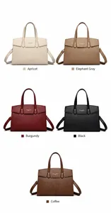 Gros plan de cinq sacs à main en cuir texturé en abricot gris rouge noir et café