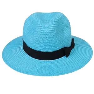Détail du tissage du chapeau Panama bleu vif avec un élégant ruban noir décoratif
