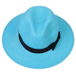 Détail du chapeau Panama bleu avec texture tressée et ruban noir pour protection solaire