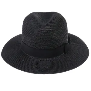 Détail d'un chapeau Panama noir montrant la texture de paille et le ruban à nœud
