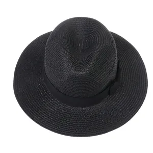 Vue détaillée de dessus du chapeau de paille noir avec texture tissée et ruban en satin