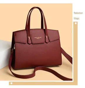 Vue détaillée du cuir grainé rouge foncé avec logo doré YGLS et fermoir métallique chic
