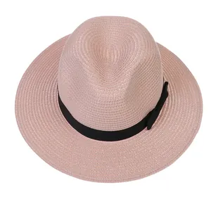 Détails du chapeau de paille Panama rose orné d'un ruban noir avec nœud élégant