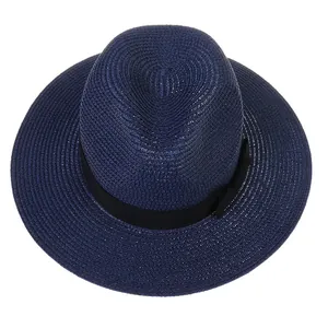Vue de dessus d'un chapeau de paille Panama bleu marine avec ruban décoratif noir