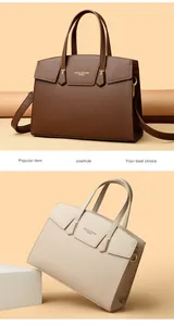 Détail de sacs en cuir de vachette marron et blanc cassé avec texture grainée et dorures