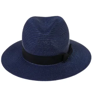 Vue détaillée de la texture fine de ce chapeau Panama bleu marine avec ruban noir