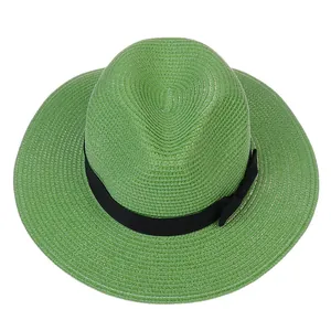Détail d'un chapeau Panama tissé vert orné d'un ruban noir classique avec un petit nœud