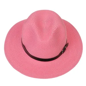 Détails du chapeau Fedora en paille tressée rose avec ceinture noire et boucle en métal