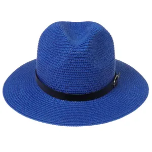 Détail du chapeau Panama bleu roi avec texture tissée fine et ruban en cuir noir à boucle argent