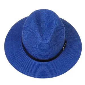 Vue détaillée du dessus d'un chapeau Panama bleu marine avec ruban noir décoratif