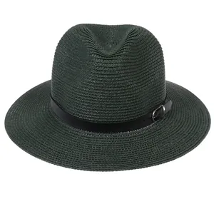 Détail d'un chapeau Fedora en paille vert foncé avec ruban en cuir noir et boucle argent