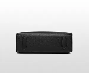 Vue de dessous du sac en cuir grainé noir avec des coussinets de protection ovales