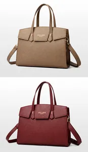 Détail de sacs à main en cuir texturé gris éléphant et bordeaux avec fermoir doré