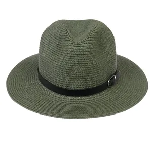 Détail du chapeau de paille Panama vert foncé avec ruban en cuir noir à boucle