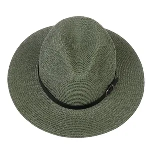 Détail de la texture tressée du chapeau fedora avec bande en cuir noir et boucle en métal