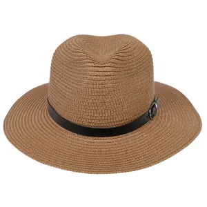 Détail du tissage en paille fine et ceinture en cuir noir avec boucle argentée du chapeau