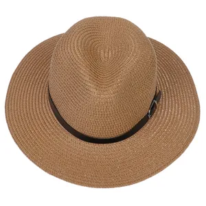 Détail du chapeau Panama en paille avec texture tressée et bande en cuir noir à boucle