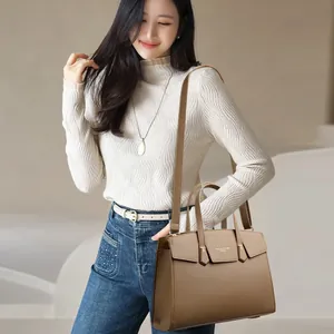 Sac cabas en cuir litchi marron avec poignées et bandoulière pour un usage quotidien