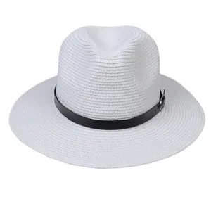 Détail d'un chapeau Panama blanc montrant le tissage fin et la ceinture noire avec boucle